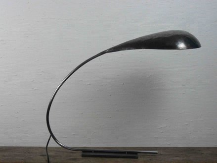 lampe en métal formé à la main pièce unique